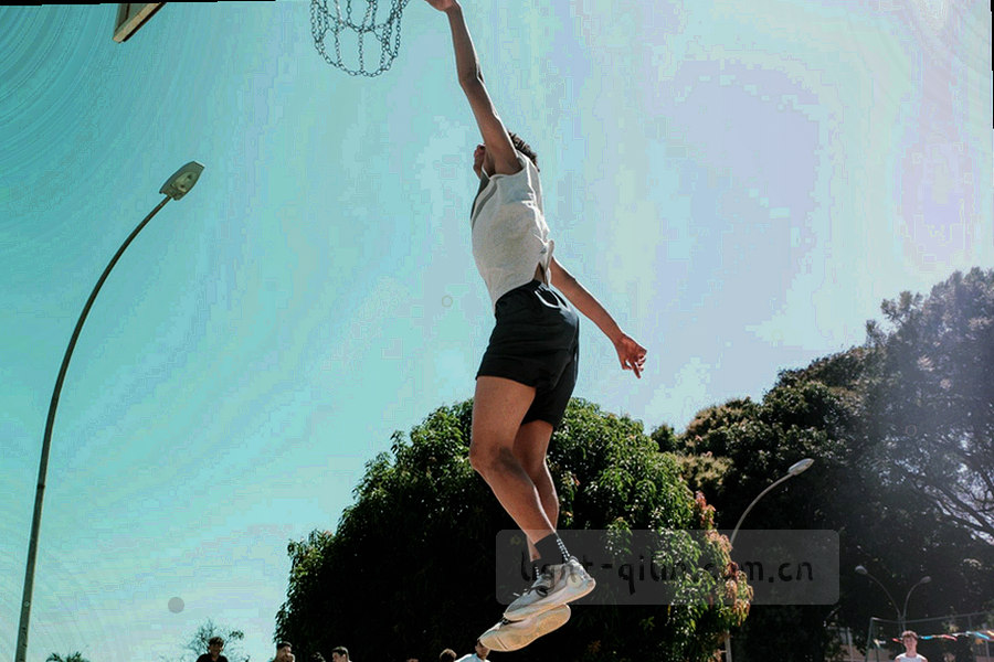 夜色中由麒麟鳞纹与金色光带汇聚而成的入口门廊意象
